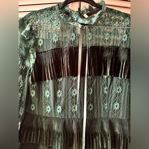 Like new green velvet lace dress - Picture 5 of 5